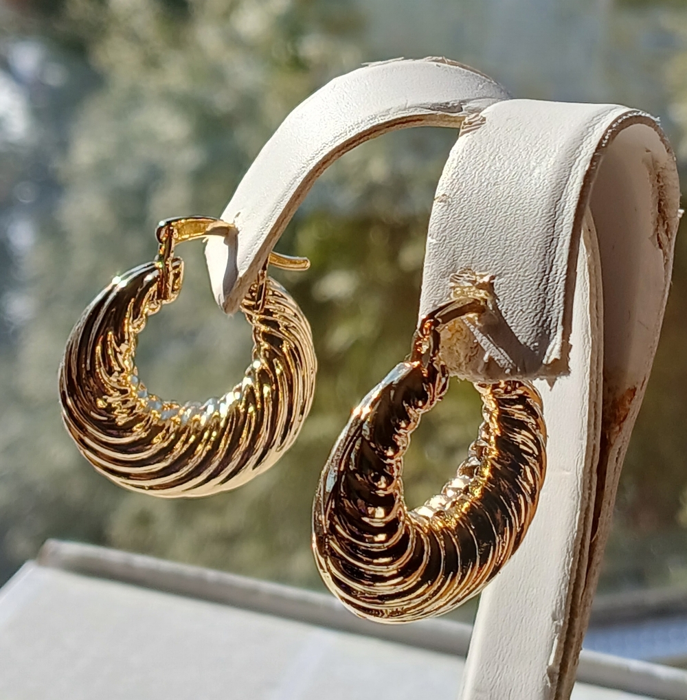 Beautifu 18K Gold Filled Shrimp Hoop Earrings - Picture 4 of 8